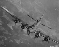 Asisbiz Messerschmitt Me 410 attacking a 94BG B 17F Fortress during a mission over Europe FRE3876