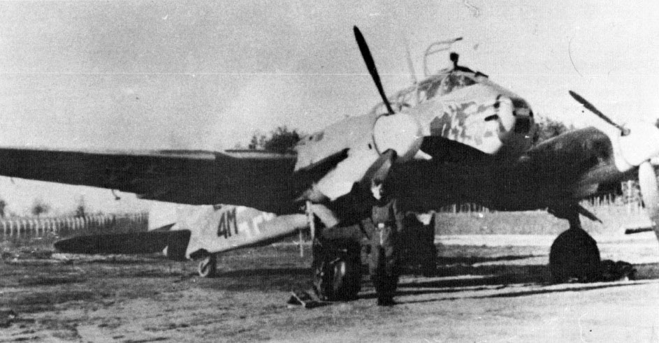 Messerschmitt Me 410A Hornisse 1.SG152 (4M+CH) Prossnitz May 1944 01