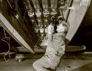 Asisbiz RAF PRXVI Mosquito 140Sqn being loaded with photoflash bombs at B58 Melsbroek Belgium 1944–1945 W01