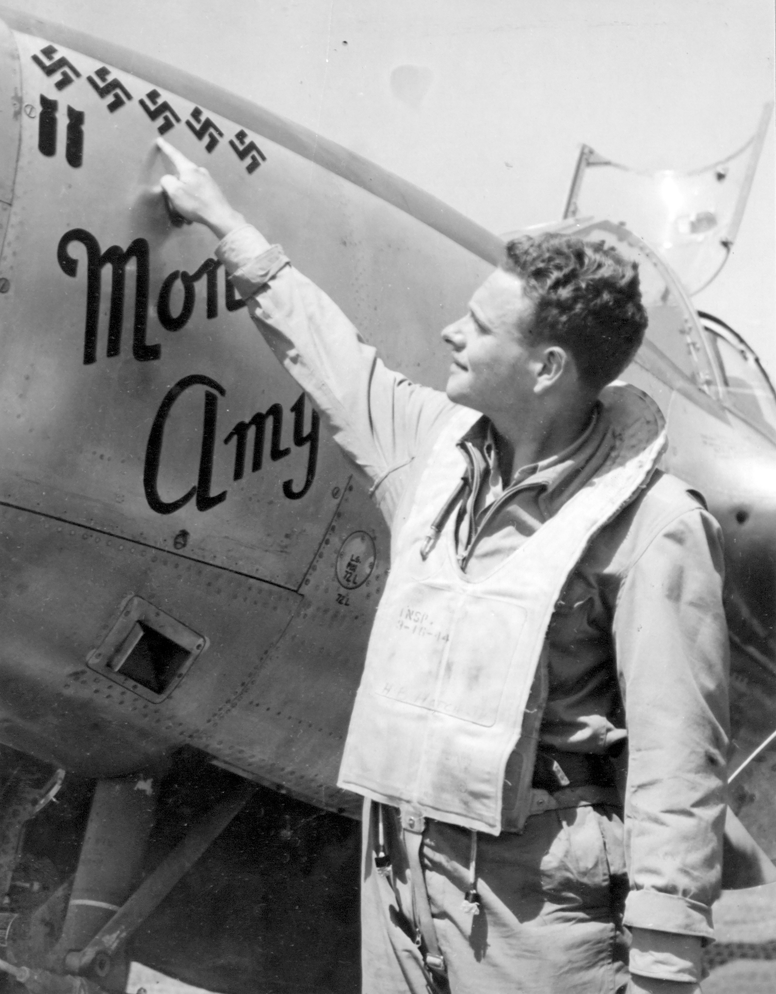 Lockheed P-38 Lightning 15AF 1FG71FS named Jinx with its pilot at an airfield somewhere in Italy 1944 01