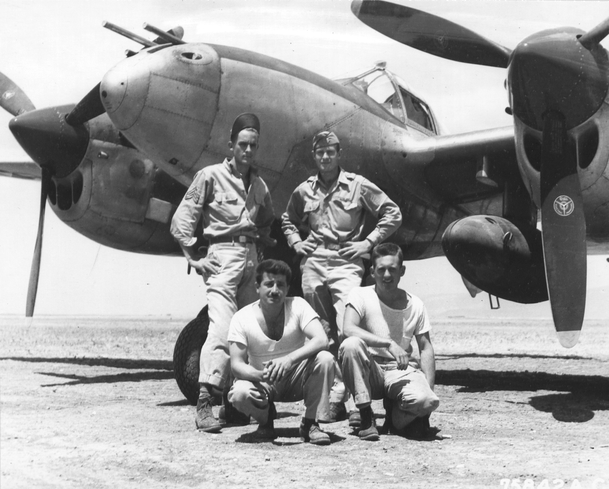 Lockheed P-38 Lightning 15AF 1FG94FS pilot with his ground crew Italy 1944 01