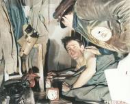 Asisbiz A 1FG94FG pilot gets woken up at 5am for his first mission of the day Italy 1944 01