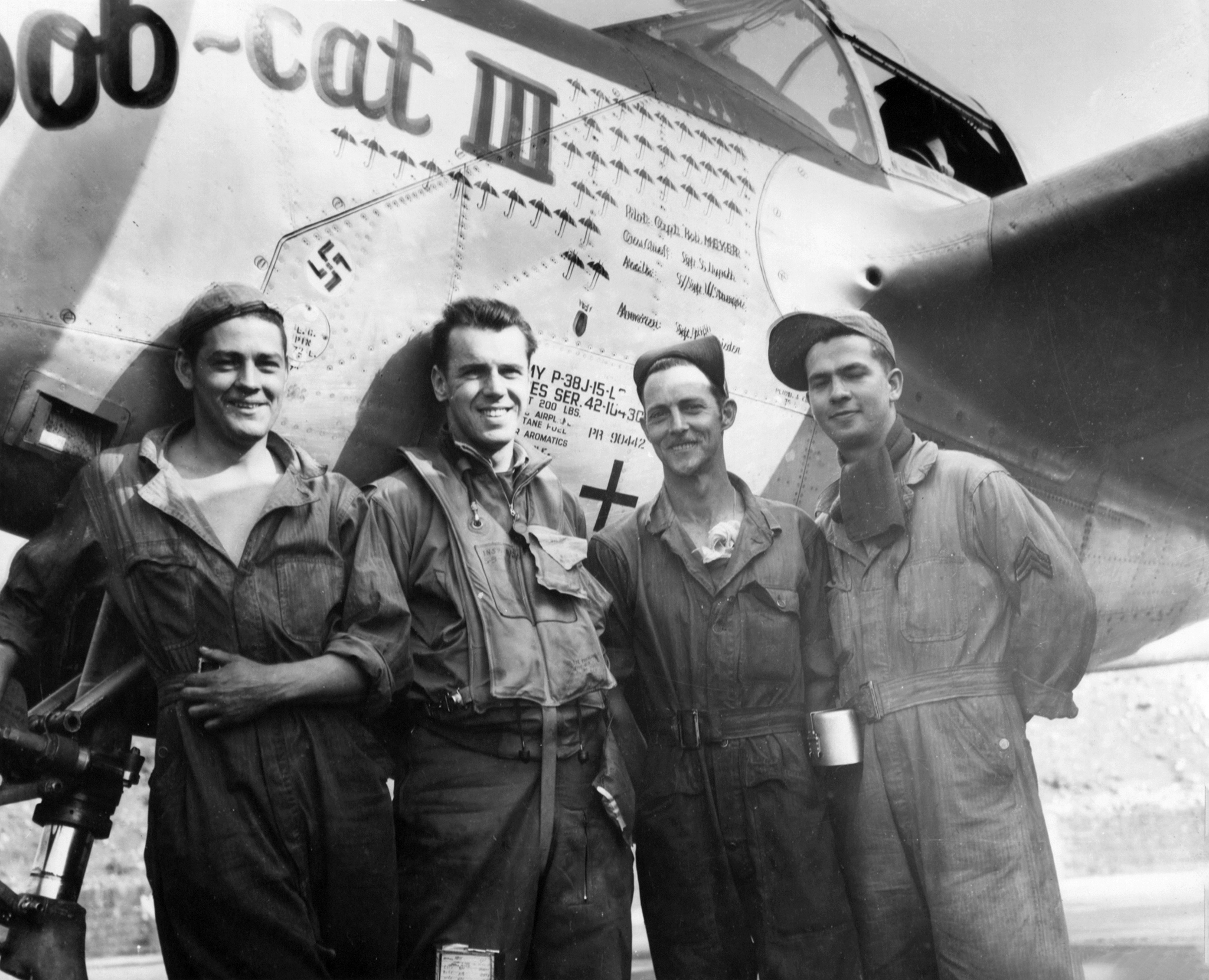 42-104308 P-38J Lightning 8AF 20FG79FS Bob Cat III with Capt Bob Meyer and ground crew England 1944 01