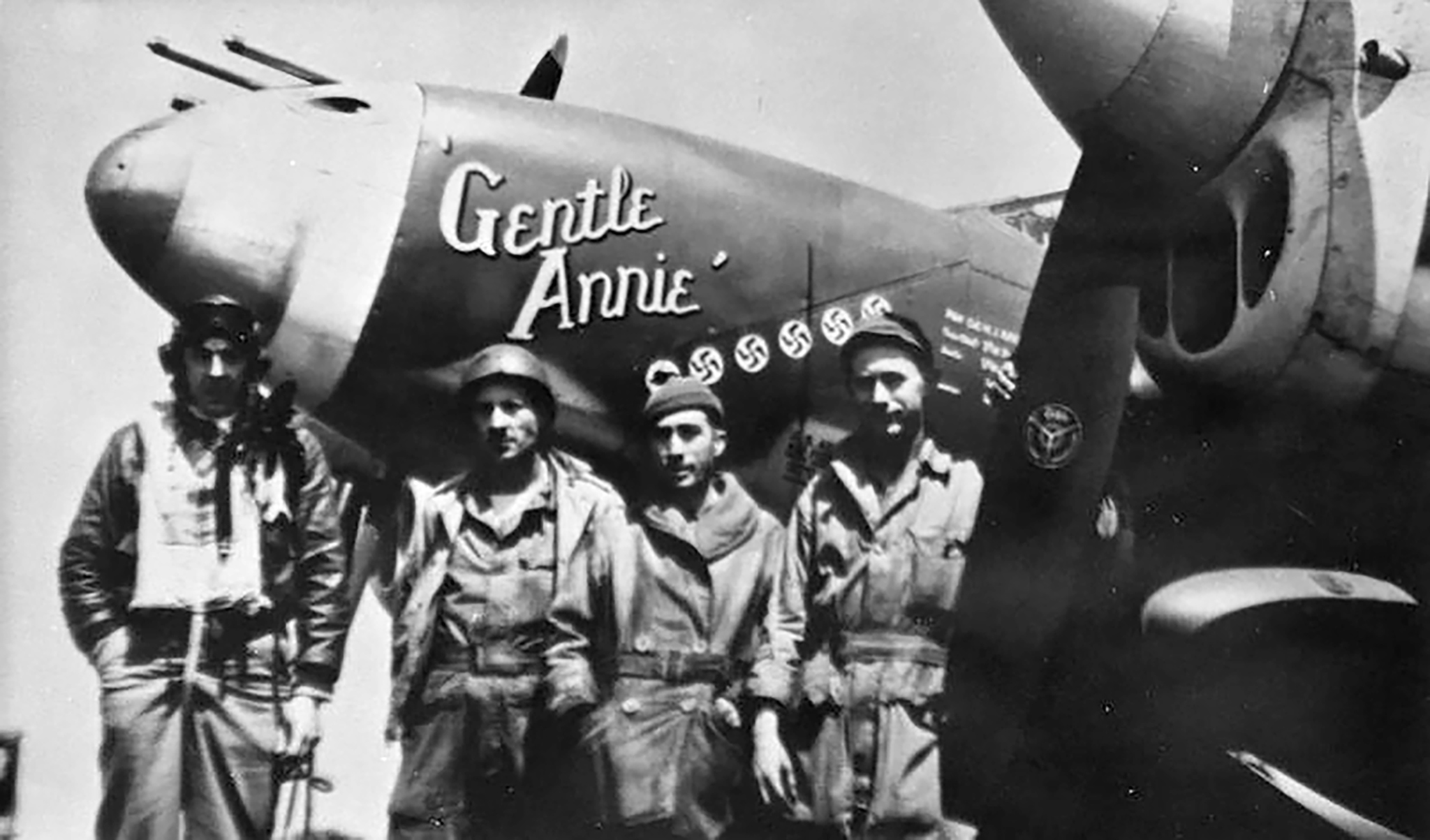 42-68166 P-38J Lightning 8AF 20FG79FS MCR Gentle Annie Col Harold J Rau with its pilot and ground crew 01