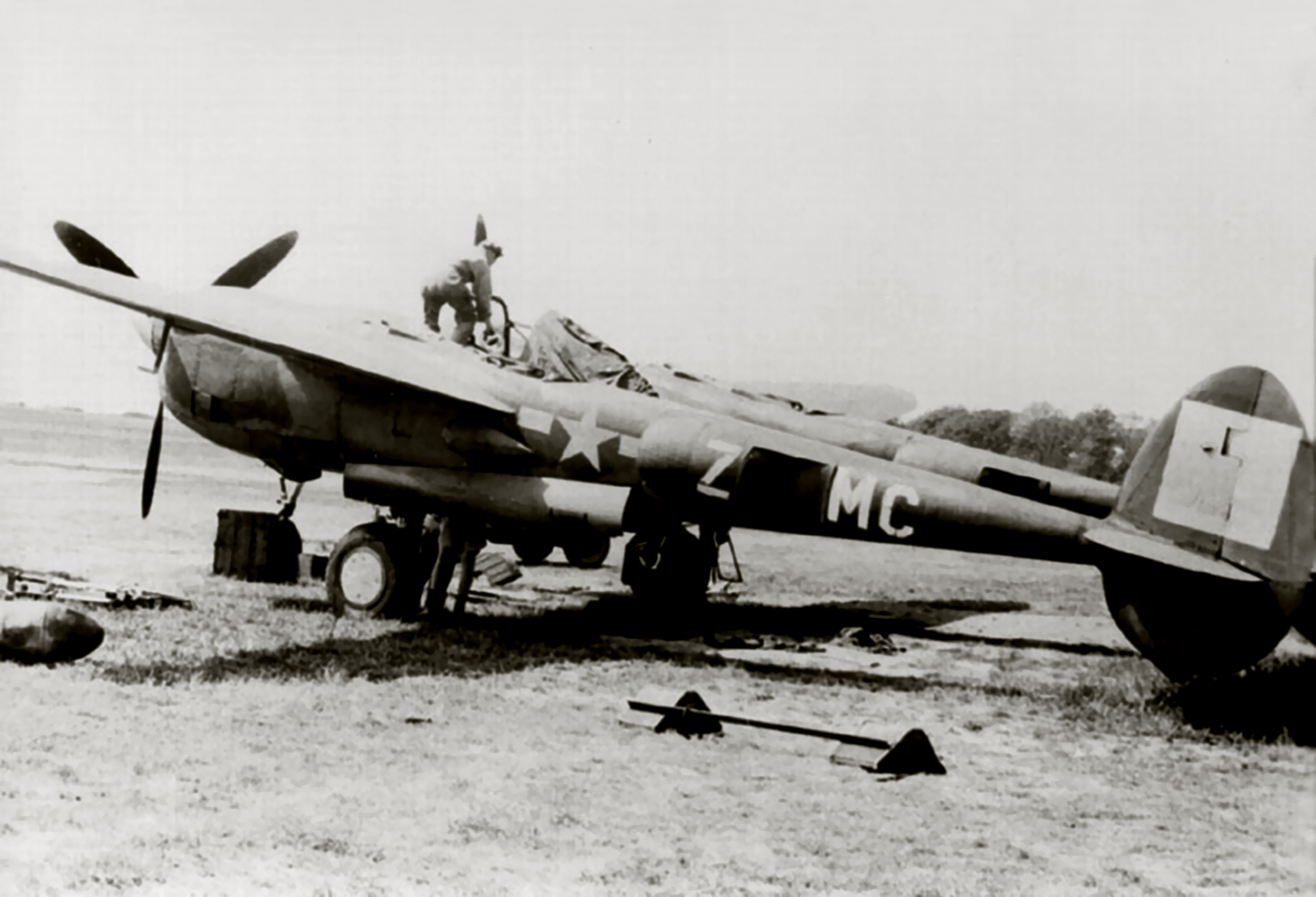 Lockheed P-38J Lightning 8AF 20FG MCZ nder going routine maintenance England 01