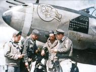 Asisbiz 42 68176 P-38J Lightning 8AF 20FG77FS LCI Sky Cowboy Lt Walker Whiteside with his ground crew England 1944 01