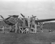 Asisbiz Lockheed P-38H Lightning 8AF 20FG Ground personnel preparing aircraft for their next mission to France October 1943 FRE2399
