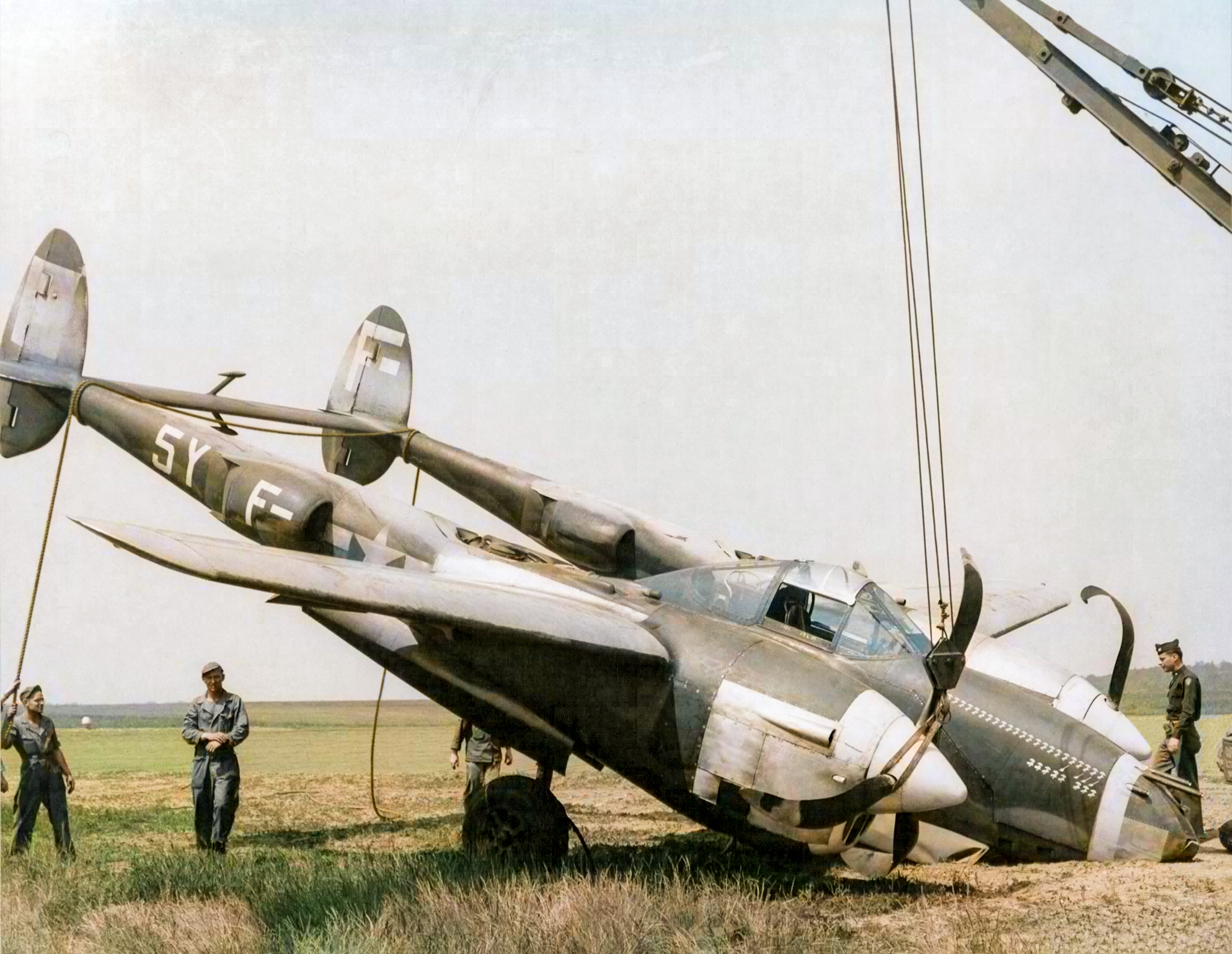 42-67980 P-38J Lightning 8AF 364FG384FS 5YF emergency landing at Honnington England 30th May 1944 01