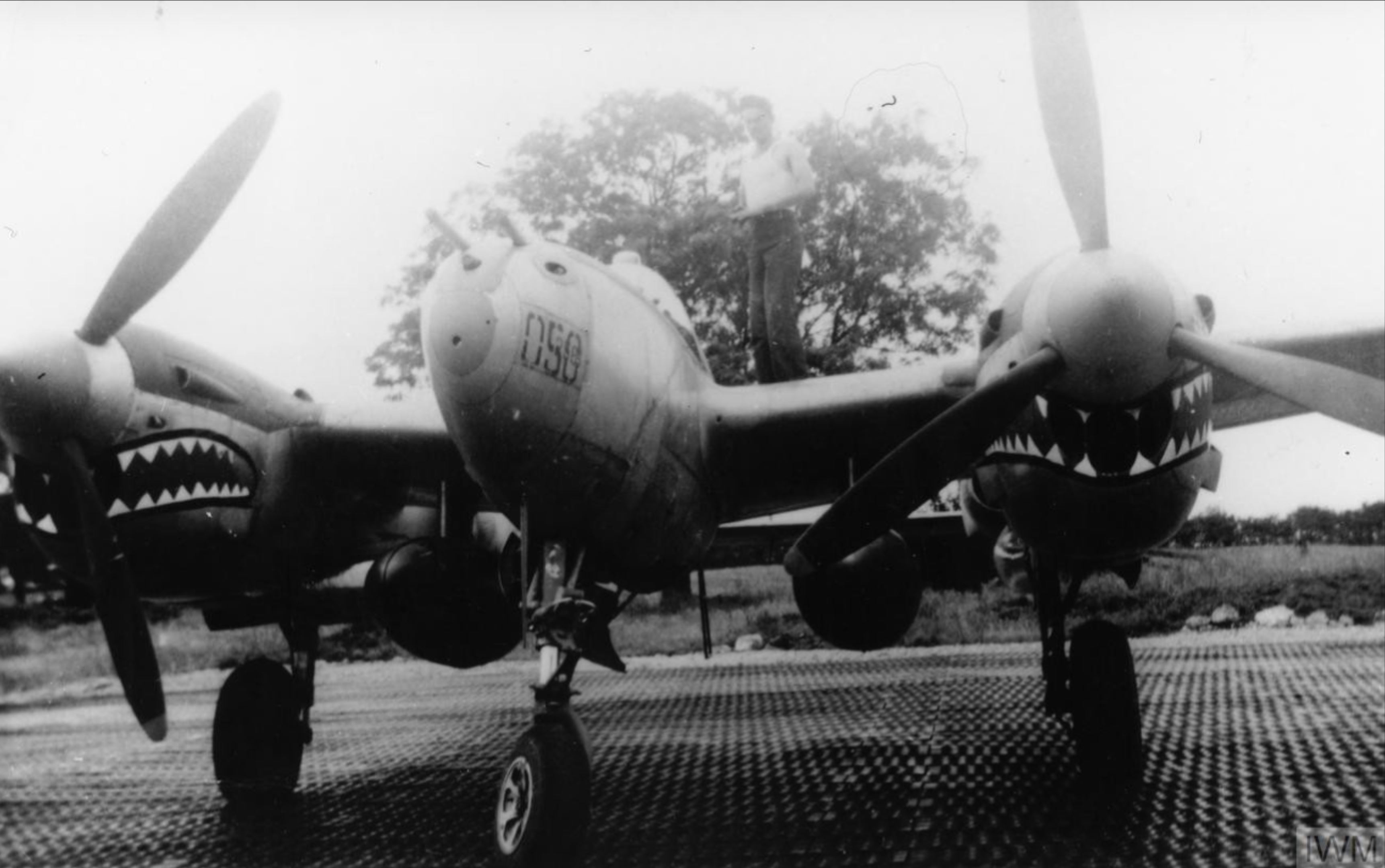 Lockheed P-38H Lightning 8AF 364FG 050 parked England FRE10075