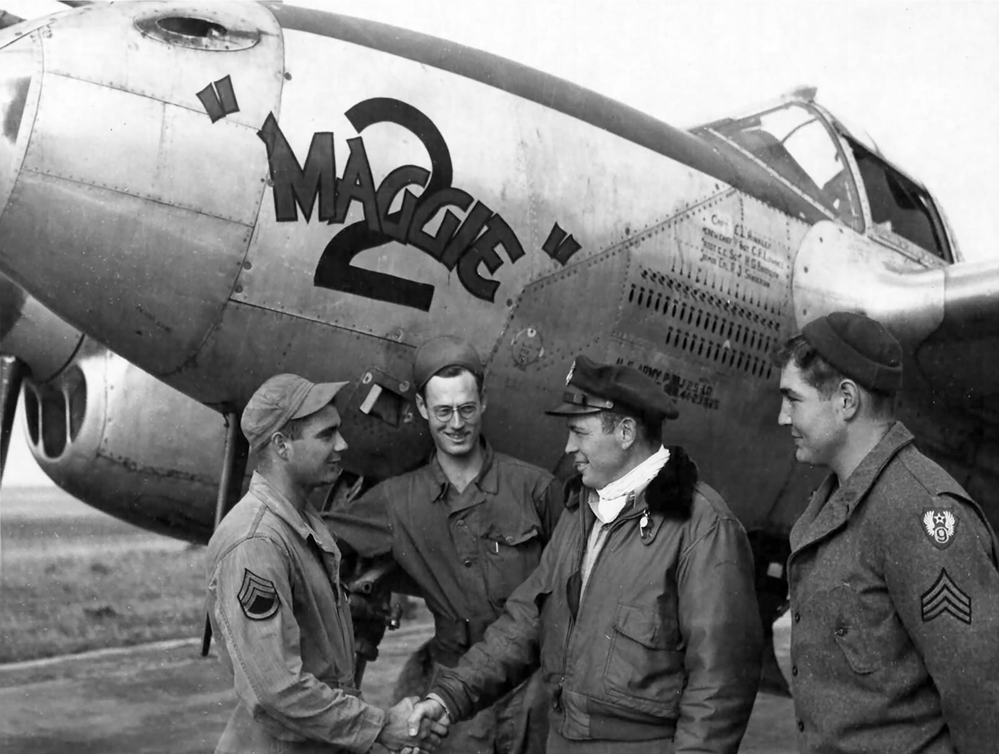 44-23525 P-38J Lightning 9AF 367FG394FS Capt Eugene Hinkley with ground grew at Clastres airfield A 71 France 12th Oct 1944 01