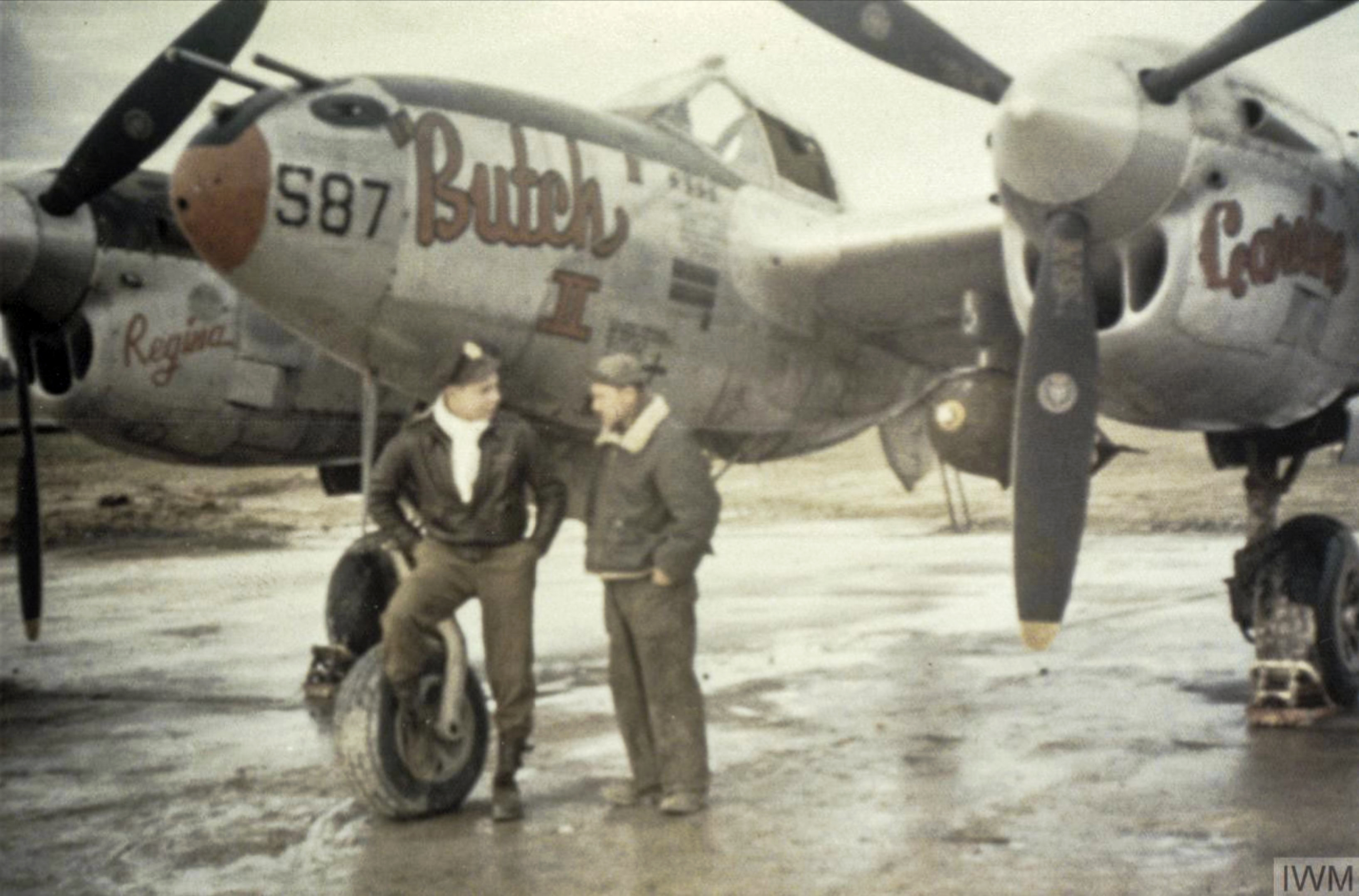 44-26587 Lockheed P-38L Ligthning 9AF 367FG392FS H5 Butch II with Lt Horrace Hartwig and a crew chief FRE7234