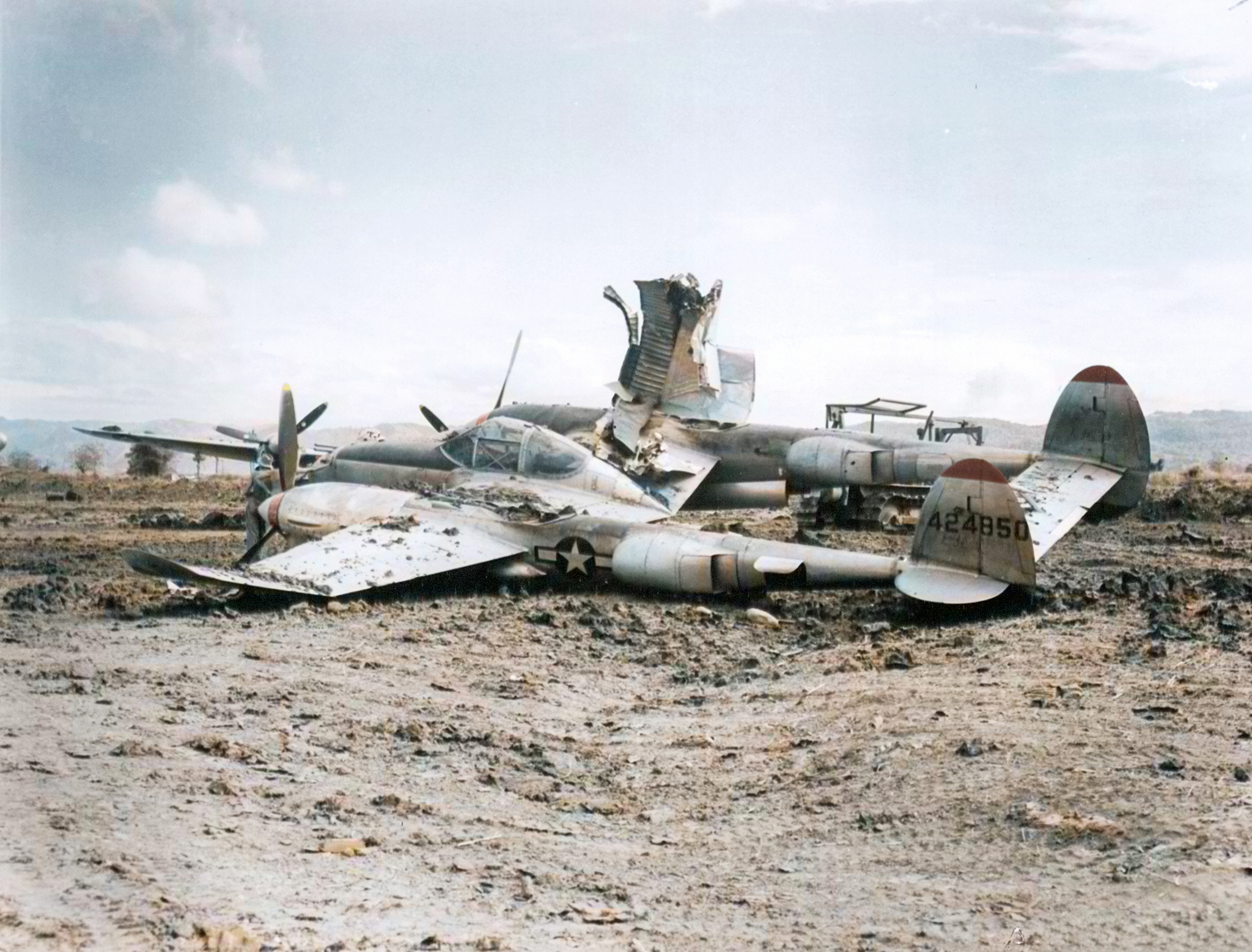 44-24850 P-38L Lightning 5AF 475FG432FS detroyed by a Jap night bombing raid on Mindoro Philippines 21st Dec 1944 01