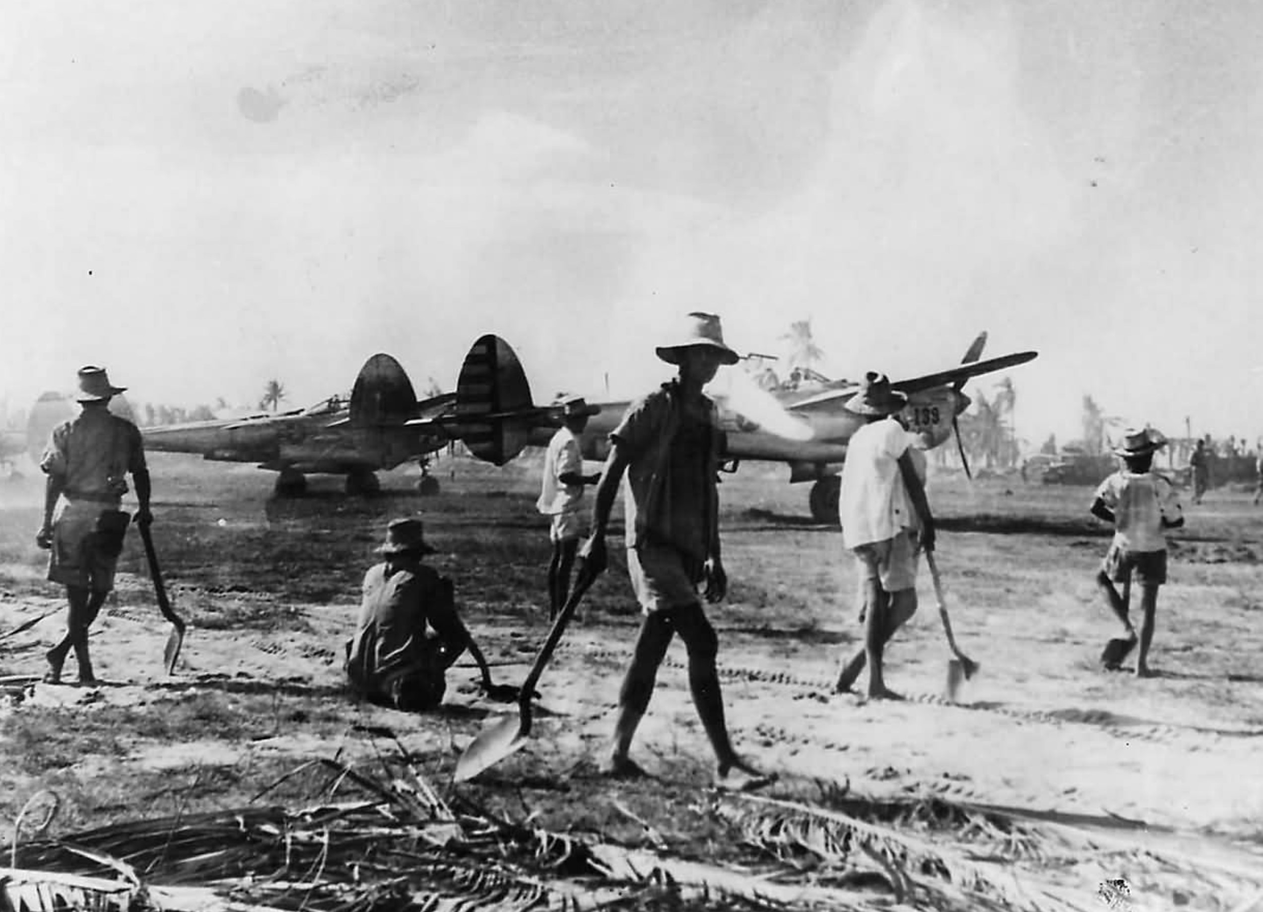 Lockheed P-38J Lightning 5AF 475FG431FS 139 on captured Lingayen Airstrip on Luzon Philippines 1945 01