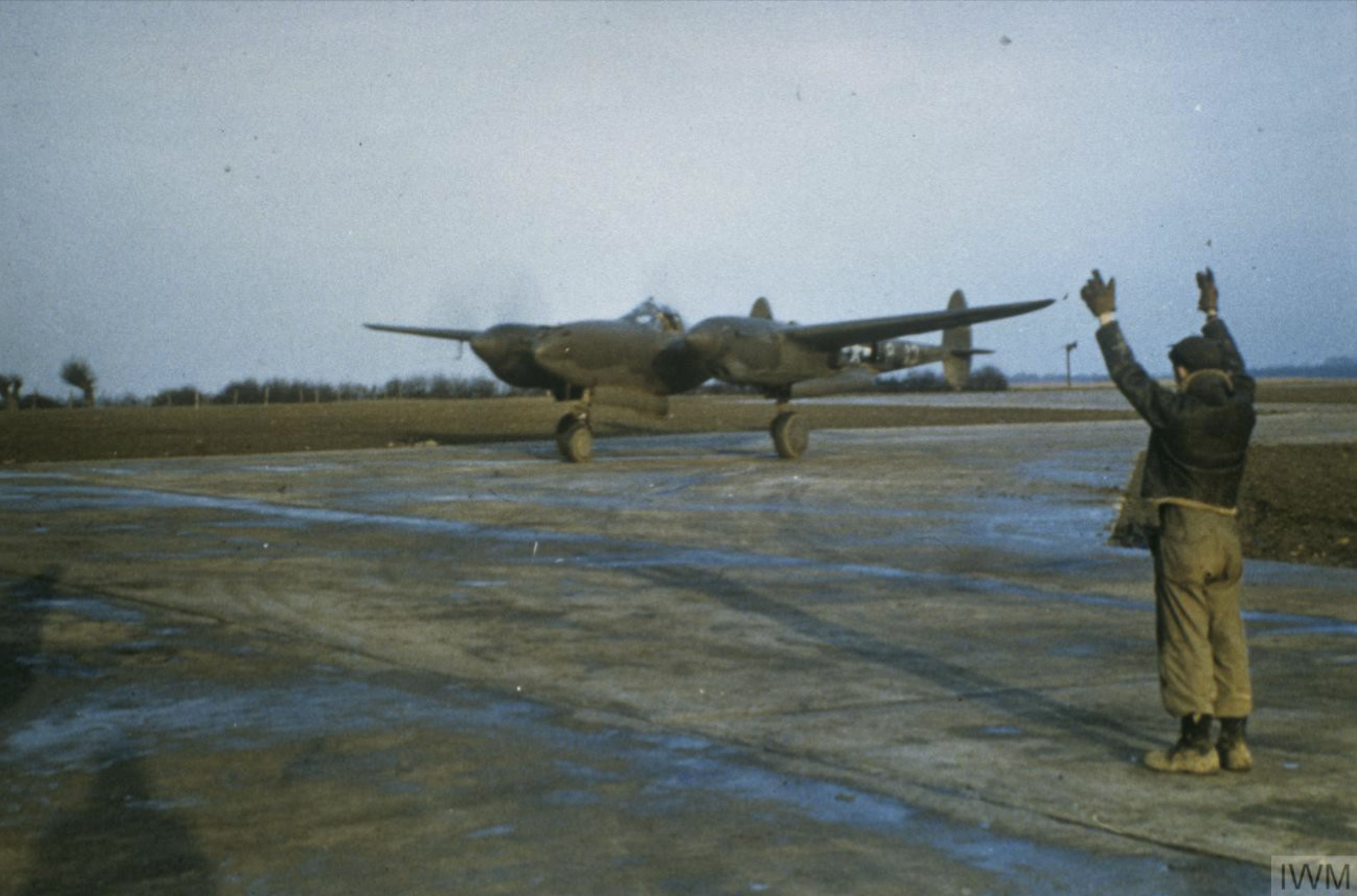 Lockheed P-38 Lightning 8AF 55FG38FS CGB with ground crew FRE5498
