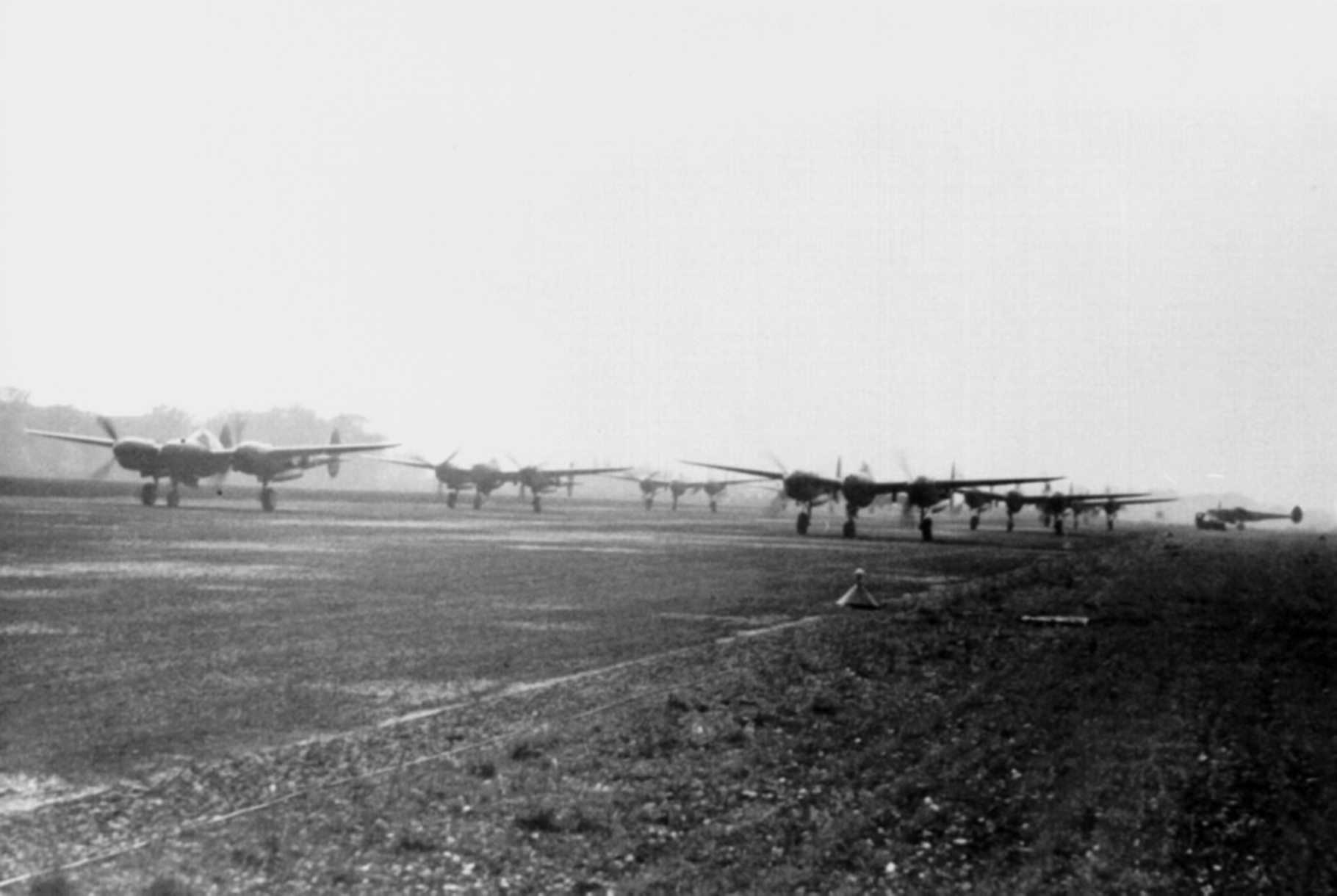 Lockheed P-38 Lightning 8AF 55FG38FS taxiing for their next mission England 01