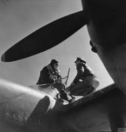 Asisbiz USAAF F 5 Lightning 8AF 7PG operations officer briefs a F 5 Lightning pilot before a mission Jul 1943 FRE2194