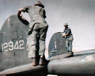 Asisbiz 42 12942 P-38G Lightning ground help set the compass North Africa 1943 NA331