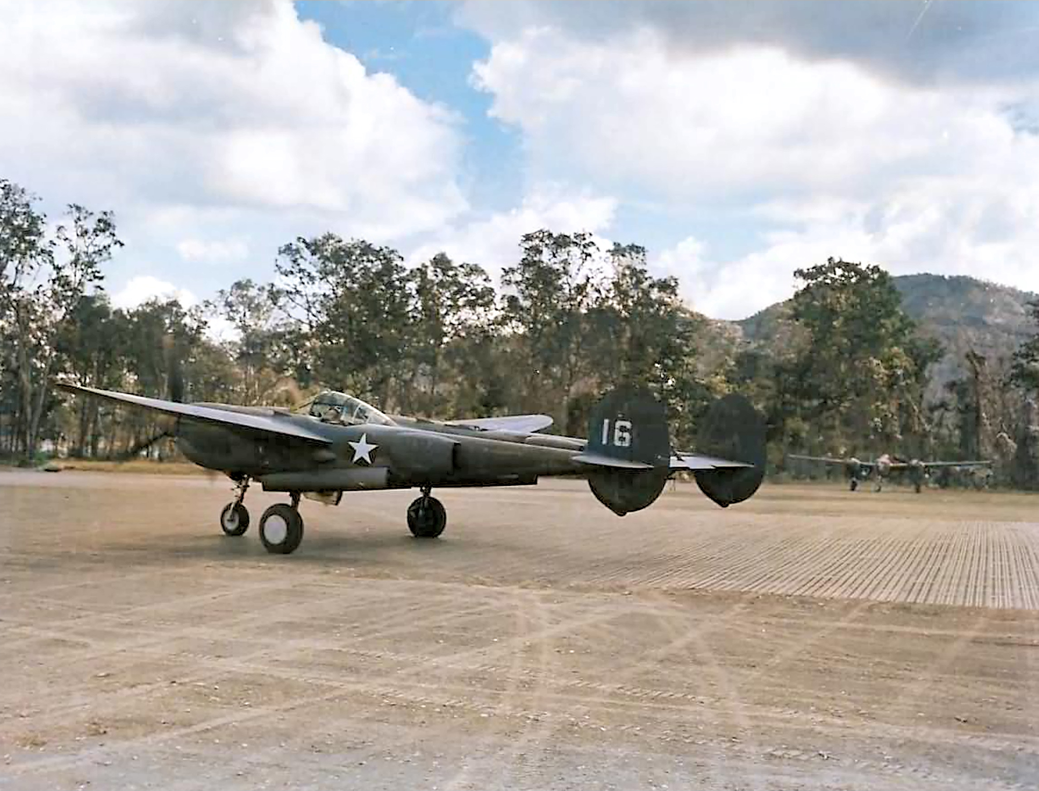 42-12623 P-38F Lightning 5AF 35FG39FS 16 taxiing at 14 Mile Drome Port Moresby New Guinea 1943 01