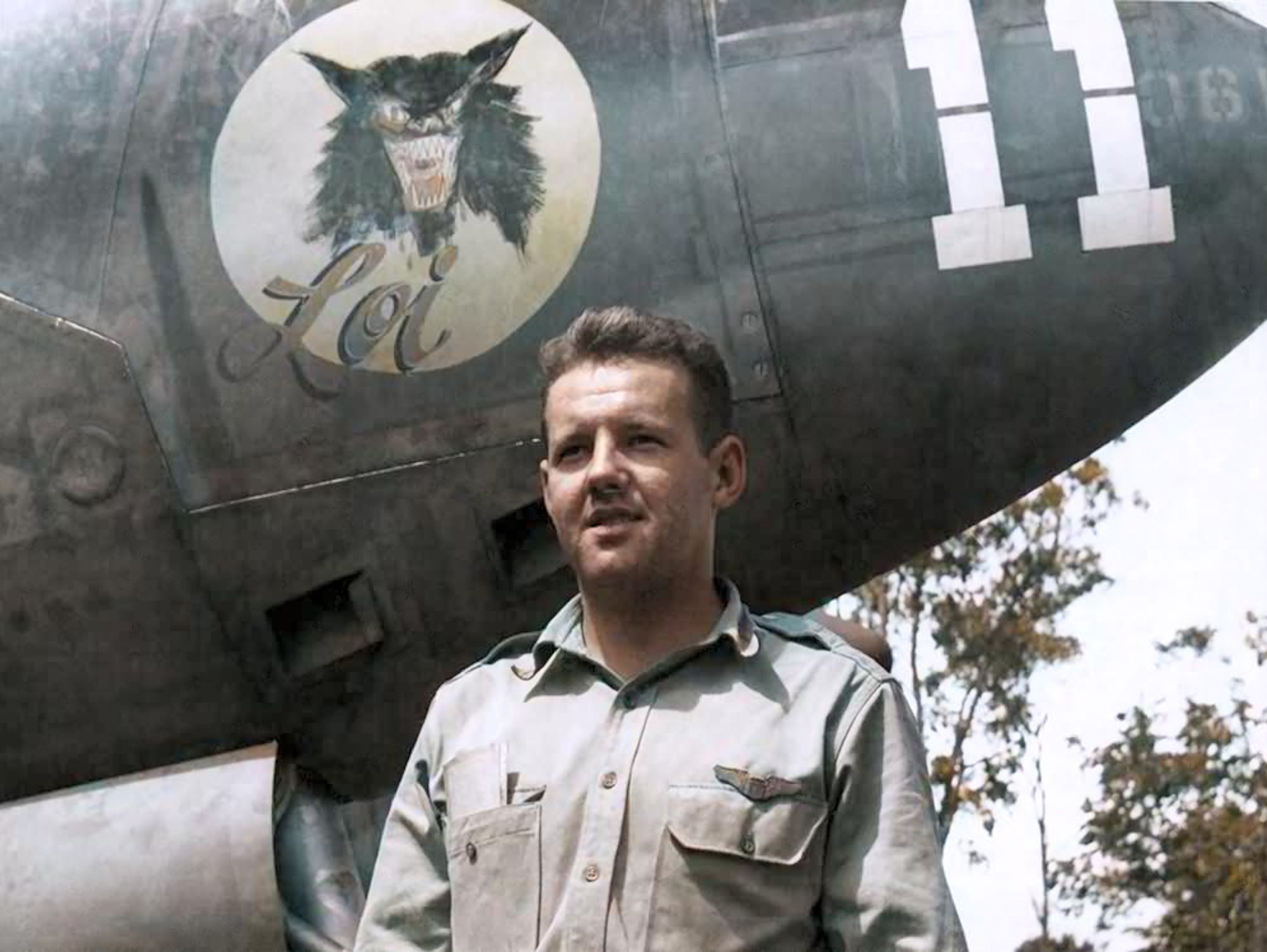 42-12627 P-38F Lightning 5AF 35FG39FS 11 Capt Charles Gallup with his aircraft 1942 01