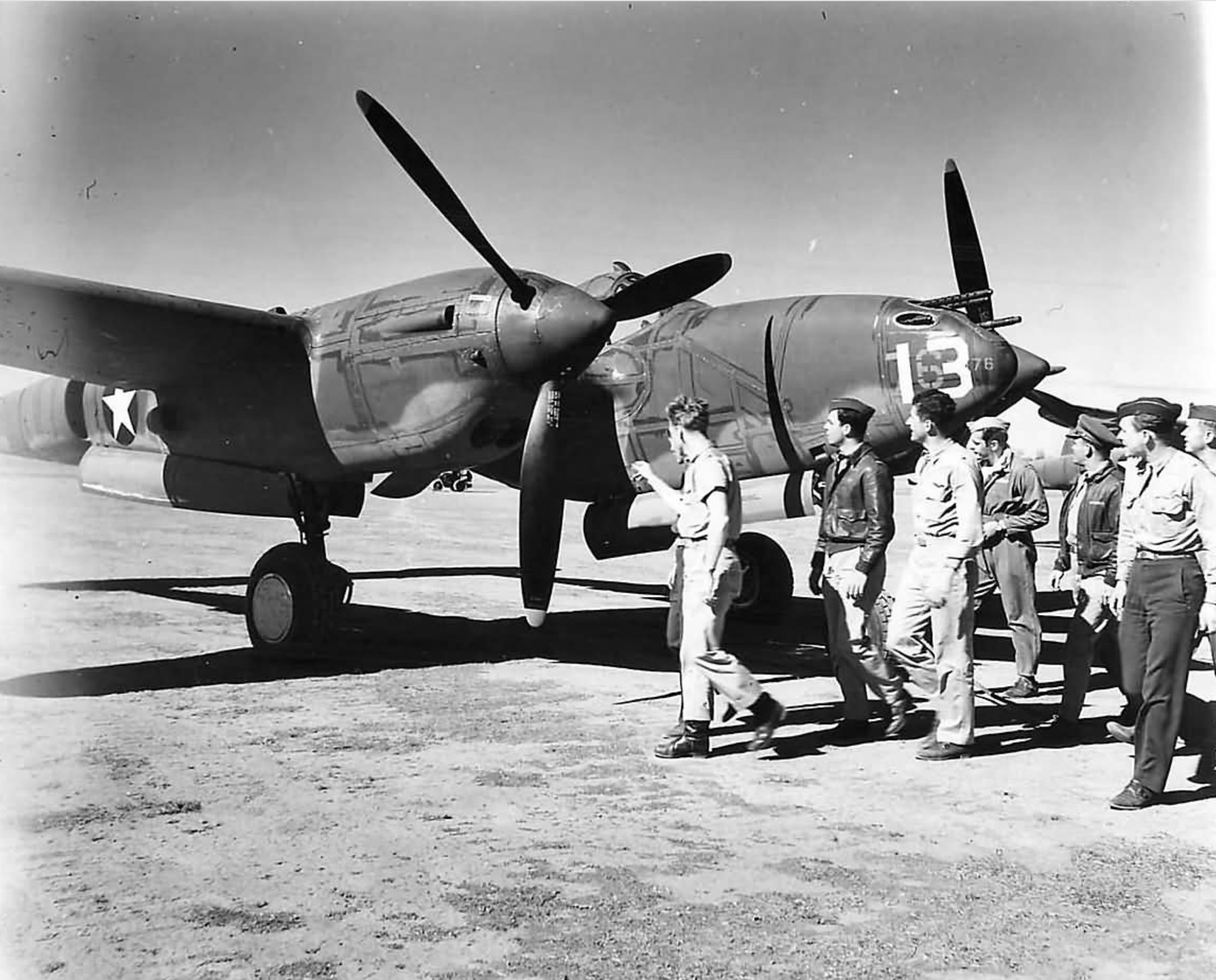 Lockheed P-38F Lightning 5AF 36FG39FS fighter pilots inspect a new arrival in Australia 1942 01