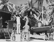 Asisbiz Bell P 39Q Airacobra 7AF 15FG46FS maintenance at Makin Island Gilbert Islands Dec 1943 01