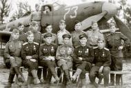 Asisbiz Bell P 39 Airacobra 30GvIAP 180IAD White 73 with pilots on Belorussian front 1945 02