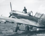 Asisbiz Curtiss P 40E Warhawk 23FG3FS Old Exterminator Robert L Scott with crew chief JR Hill China 15th Sep 1942 NA378