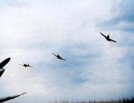 Asisbiz Curtiss P-40 Warhawks 79FG buzz the field at Capodichino and peel off for landing Italy 1944 01