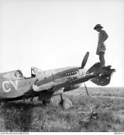 Asisbiz Curtiss P 40F Kittyhawk RAAF 3Sqn CVx damaged by a Luftwaffe night raid at Agnone Sicily Italy 1943 AWM MEA0434