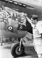 Asisbiz Curtiss P 40E Kittyhawk RAAF 77Sqn Dick Cresswell at Livingstone NT Oct 1942 01