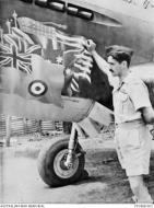 Asisbiz Curtiss P 40E Kittyhawk RAAF 77Sqn Dick Cresswell at Livingstone NT Oct 1942 AWM P01868