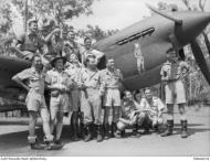 Asisbiz Curtiss P 40E Kittyhawk RAAF 77Sqn group photo at Livingstone NT 20th Jan 1943 AWM NWA0018
