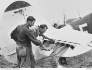Asisbiz Curtiss P 40 Kittyhawk RAAF 78Sqn HUF or E FLt D Baker examins flak damage Noemfoor Isl DNG 3rd Nov 1944 AWM OG1739