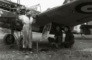 Asisbiz Curtiss P 40E Kittyhawk RCAF 111Sqn LZ D with armorers cleaning the guns Anchorage 1942 02