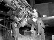 Asisbiz Curtiss P 40E Kittyhawk RCAF 400Sqn with an Electrical repair crew Canada DND