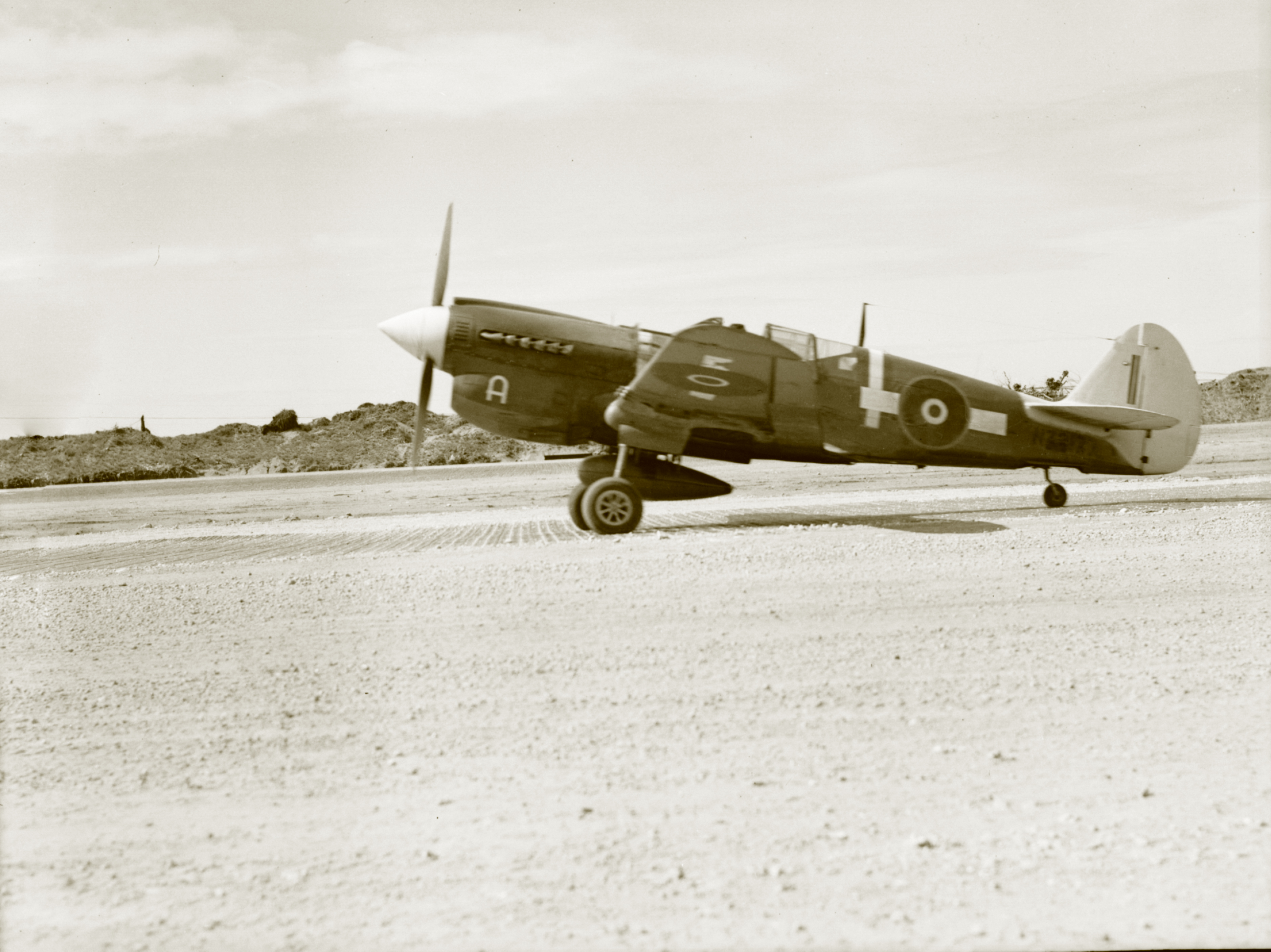 https://www.asisbiz.com/il2/P-40/RNZAF-18Sqn/images/Curtiss-P-40N-Kittyhawk-RNZAF-18Sqn-A-NZxxxx-with-4-Servicing-Unit-Torokina-Bougainville-1944-01.jpg