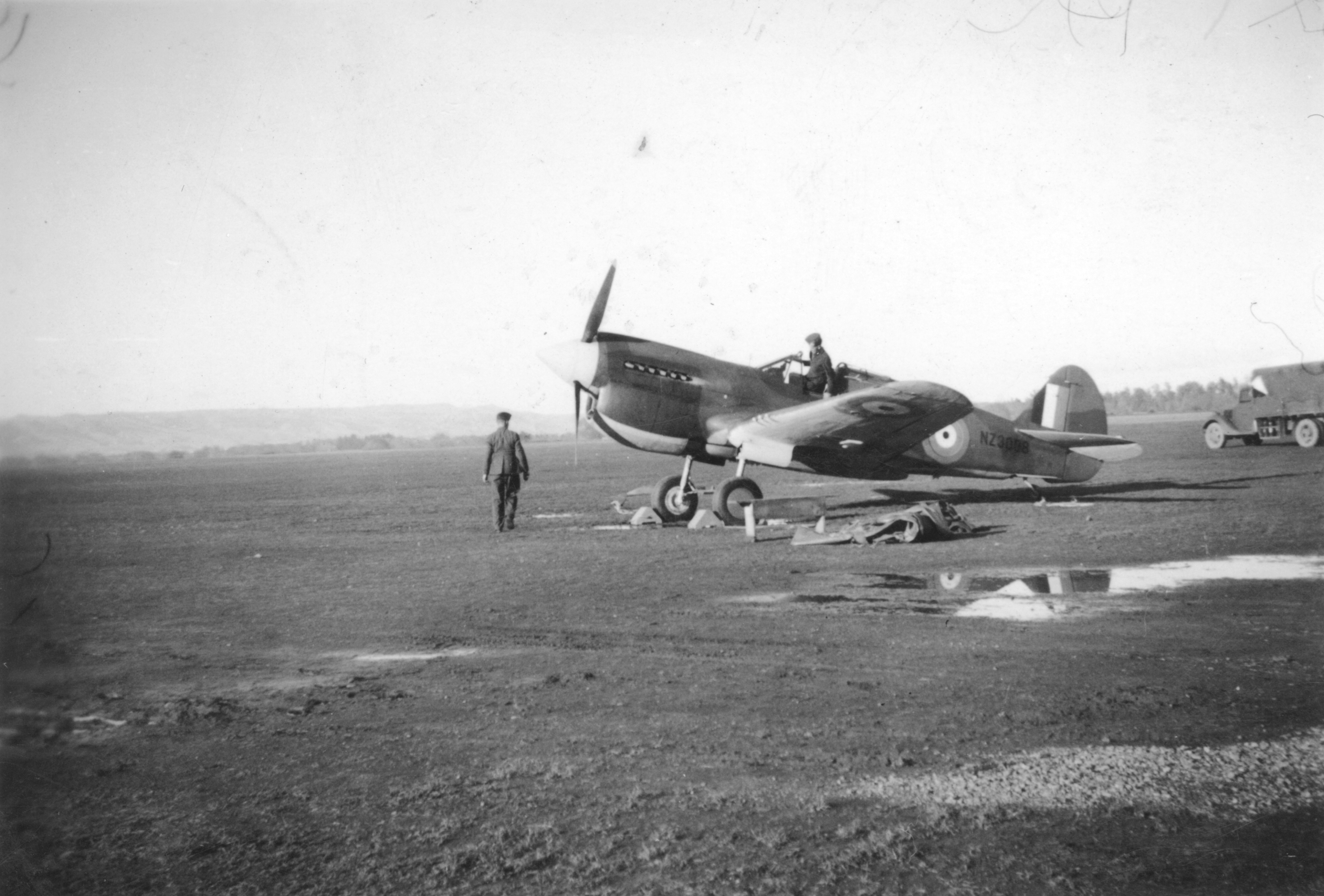 https://www.asisbiz.com/il2/P-40/RNZAF/images/USAAF-41-25157-Curtiss-P-40E-Kittyhawk-RNZAF-NZ3008-believed-to-be-at-RNZAF-Station-Woodbourne-01.jpg