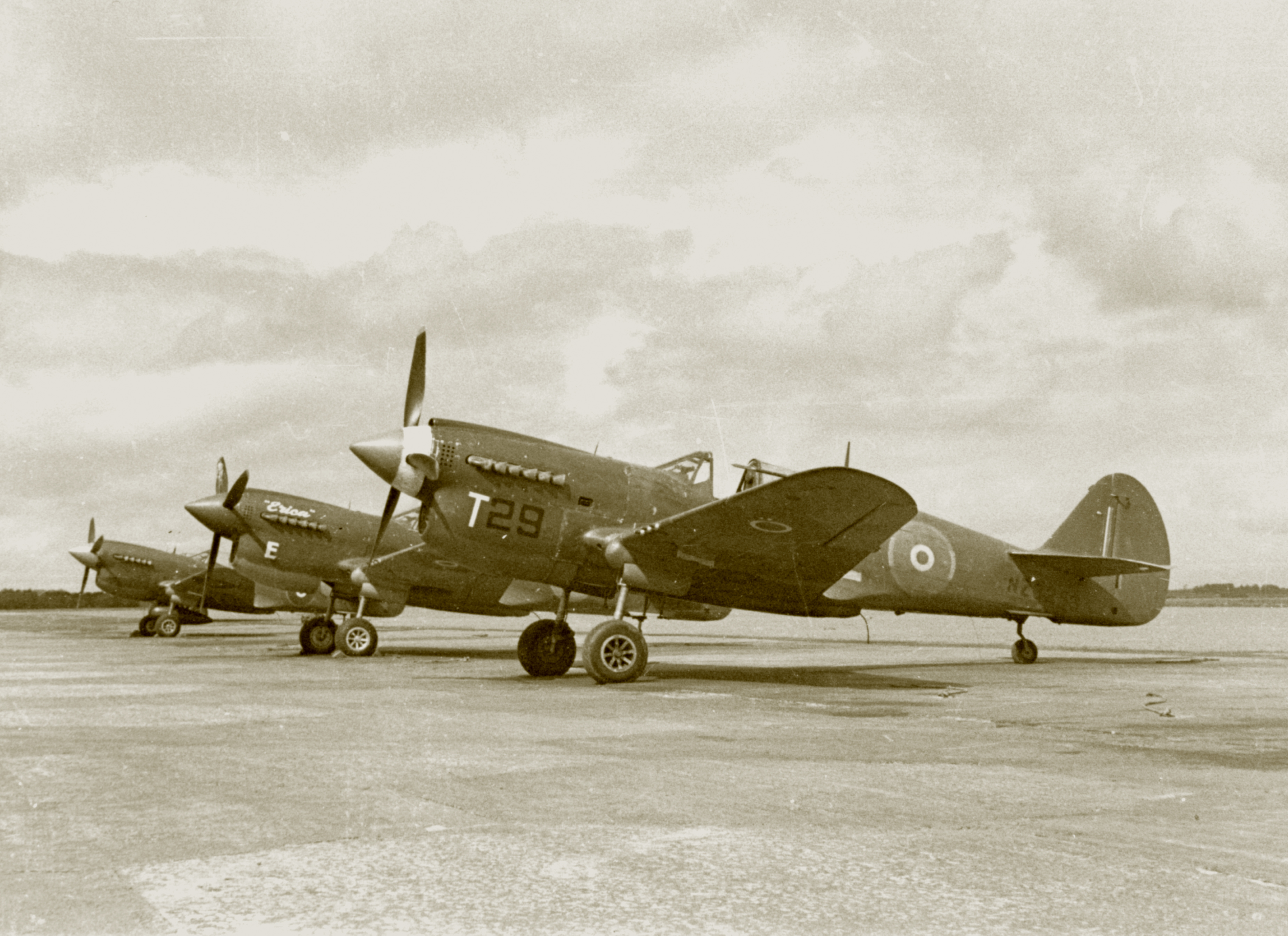 https://www.asisbiz.com/il2/P-40/RNZAF/images/USAAF-43-23247-Curtiss-P-40N-Kittyhawk-RNZAF-4-Operational-Training-Unit-T29-NZ3256-at-Ohakea-01.jpg