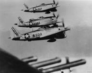 Asisbiz 42 28597 P 47D Thunderbolt 350FG345FS 5B2 in tight formation during a mission FRE9674