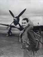 Asisbiz Aircrew USAAF 4FG ace Lt James Goodson with his P 47 Thunderbolt 2nd Oct 1943 FRE13879