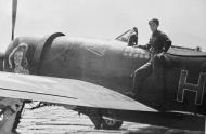 Asisbiz 44 21119 P 47M Thunderbolt 56FG61FS HVL Jake Kayler visiting Debden 02
