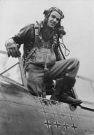 Asisbiz Aircrew USAAF 56FG Walker Mahurin with his P 47 Thunderbolt FRE2542