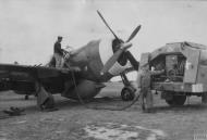 Asisbiz P 47D Thunderbolt 8AF 78FG ground personnel refueling a Thunderbolt at Duxford Aug 1943 FRE3012