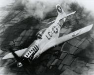 Asisbiz 44 13692 P 51D Mustang 20FG77FS LCX Maggie (L) Sandy (R) Capt Cartheledge J Huey in flight FRE11404