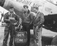 Asisbiz 44 14365 P 51D Mustang 20FG79FS MCE Danny Boy Lt Thomas J Daniel with his ground crew England Oct 1944 01