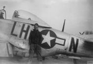 Asisbiz 44 11193 P 51D Mustang 353FG350FS LHN with ground crewman at Raydon FRE2862
