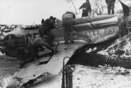 Asisbiz 44 11224 P 51D Mustang 357FG364FS C5C Pretty Pat Lt Rocco R LePore crash landing at Leiston 1st Jan 1945 FRE476