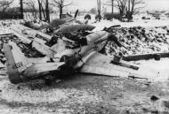 Asisbiz 44 11224 P 51D Mustang 357FG364FS C5C Pretty Pat Lt Rocco R LePore crash landing at Leiston 1st Jan 1945 FRE485