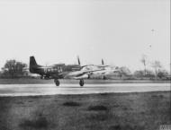 Asisbiz 44 13334 P 51D Mustang 357FG362FS G4U Buffalo Belle Lt Eldrid Danner (L R) taking off at Yoxford 1944 FRE3127