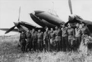 Asisbiz Aircrew USAAF 357FG364FS pilots and Russian airmen stand with Tupolev TU 2 shuttle mission Aug 1944 FRE550